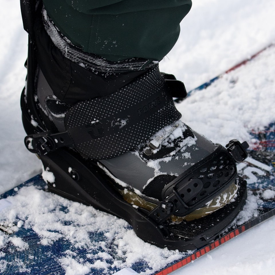 A close-up picture of snowboard bindings